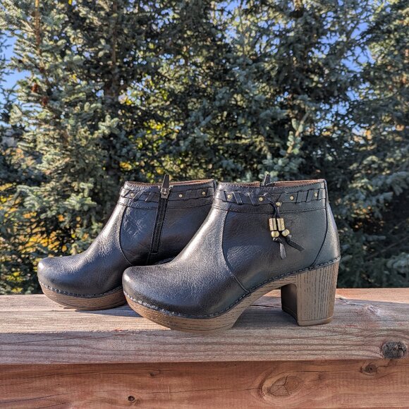 Like New Dansko Dabney Black Leather Ankle Boots size 38 / 7.5 - Picture 4 of 8